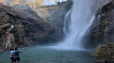 Tortum Şelalesi'ndeki yürüyüş alanında heyelan riski