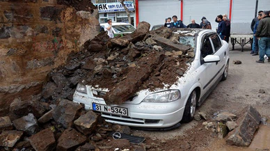 Otomobil, çöken duvarın altında kaldı