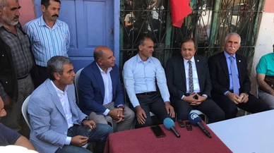 CHP'den şehit öğretmenin ailesine taziye ziyareti Kaynak: CHP'den şehit öğretmenin ailesine taziye ziyareti