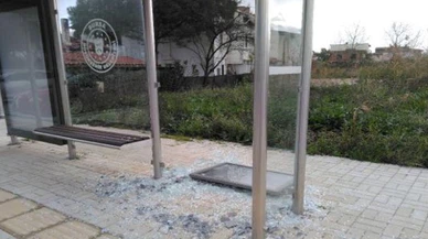 İznik'te otobüs duraklarına saldırı