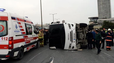 TEM'de polis otobüsü devrildi! Yaralılar var…