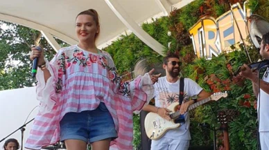 Demet Akalın'ın bluzu sosyal medyayı salladı