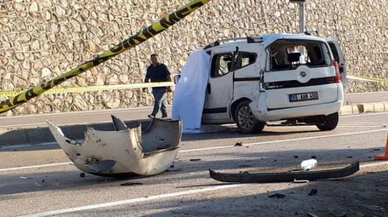 Hafif ticari araç duvar ile bariyerlere çarptı: 1 ölü, 1 yaralı