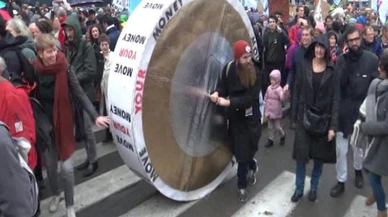 Brüksel'de on binlerce kişi iklim değişikliğini protesto için yürüdü