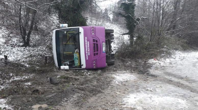 Sapanca'da halk otobüsü devrildi: 2 yaralı