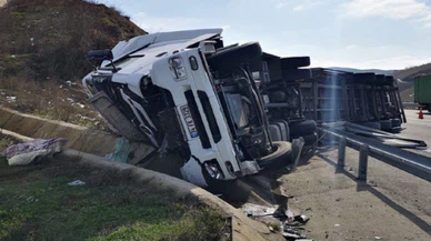 Kuzey Marmara Otoyolu'nda TIR devrildi, malzemeler yola saçıldı
