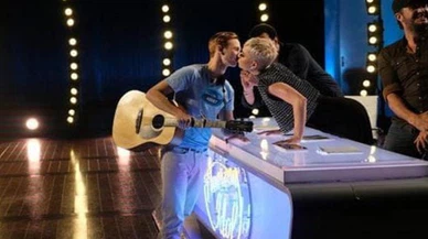 Katy Perry, yarışmacının bir anda dudağına yapıştı