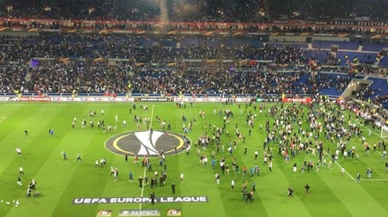 Lyon taraftarı sahaya girdi