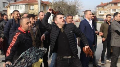 Meral Akşener'e cinsiyetçi protesto: Etek ve kadın ayakkabısı fırlattılar