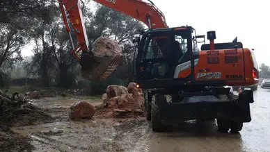 İzmir'de Kuvvetli Yağışlar Devam Ediyor, Ekipler Altyapı Çalışmalarını Sürdürüyor