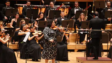 AASSM’de Büyüleyen Gece: Hande Küden, “Romantizmin İki Yüzü” Konseriyle İzmir’i Etkiledi