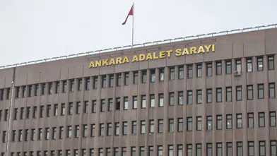 Ankara'da "polis ve savcıyız" diyerek 12 kişiyi 50 milyon TL dolandıran 24 şüpheli tutuklandı