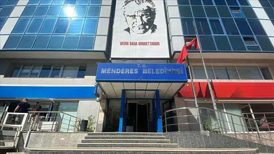 Menderes Belediyesi'nde rüşvet soruşturmasında 9 şüpheli gözaltına alındı