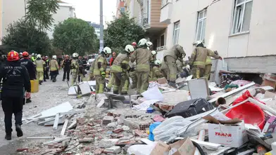 Maltepe'de 7 katlı bina çöktü, 5 kişi kurtarıldı, 7 kişiye ulaşılmaya çalışılıyor