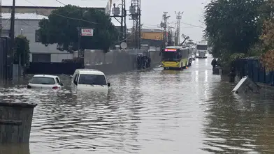 İstanbul'da Sağanak Hayatı Felç Etti! Okulun İstinat Duvarı Çöktü, Yolları ve Binaları Su Bastı