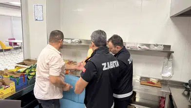 Okul kantininde korkutan denetim! Son kullanma tarihi 1 yıl geçmiş tavuk döner bulundu