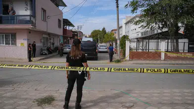 Avcılar'da Okul Önünde Silahlı Kavga! Çocuğunu Okula Getiren Veli Ayağından Vuruldu