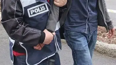 Okulun duvarına tehdit içerikli yazılar yazan 17 yaşındaki çocuk yakalandı: Adliyeye sevk edildi