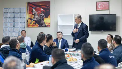 Başkan Tugay, İzmir'in yeşil alanlarını güçlendirmek için emekçilerle buluştu ve destek mesajları verdi.