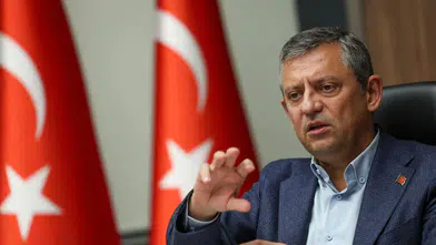 CHP lideri Özgür Özel, Atatürk büstünü koruyan çocuklar ile görüştü