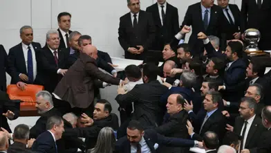 TBMM'de Gürlek'in yemini sırasında AK Parti ve CHP arasında tekme tokat kavga!