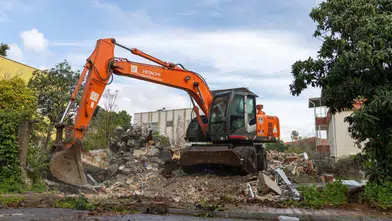 Yenişehir’de tehlike oluşturan metruk bina yıkıldı: Devrilen ağaçlara da anında müdahale