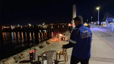 İzmir İnciraltı sahilinde “ateş parası” denetimi: Seyyar satıcılara zabıta müdahalesi