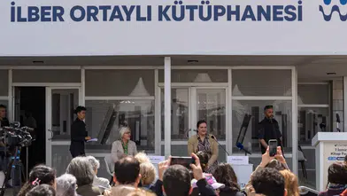 İZKİTAP’ta duygusal buluşma: İlber Ortaylı’nın kızı ve kız kardeşi okurlarla bir araya geldi