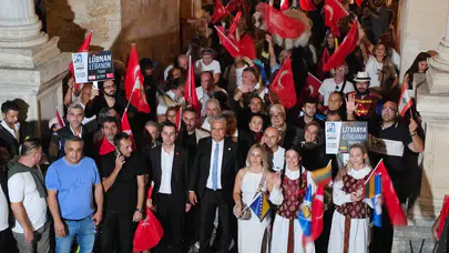 Muratpaşa Kaleiçi Old Town Festivali'nde vatandaşlar rengarenk kortej ve Gripin konseriyle muhteşem bir gece geçirdi