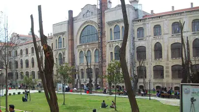 Marmara Üniversitesi'nde akademisyenlere destek eylemine saldırı