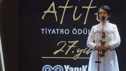Afife Tiyatro Ödülleri'nde Tamer Karadağlı'ya teşekkür protestoyla karşılandı