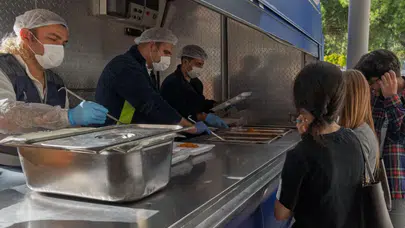 İzmir'de Üniversite Öğrencilerine Ücretsiz Sıcak Yemek Desteği Devam Ediyor
