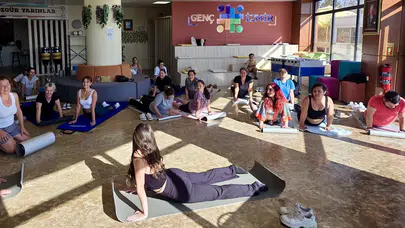 İzmir'de Gençler İçin Ücretsiz Yoga Atölyesi Düzenlendi