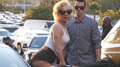 Lady Gaga Beyzbol Maçı İçin Bugüne Kadar Giydiği en Kısa Şortuyla Olay Oldu