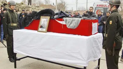 Islanmasın diye montunu çıkarıp şehit ağabeyinin tabutuna örttü