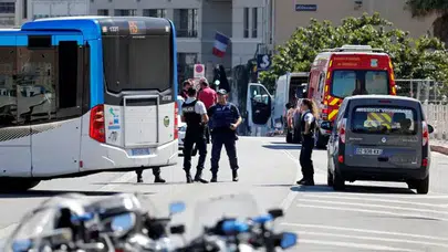 Fransa'da otomobil, otobüs durağına daldı: 1 ölü, 1 yaralı