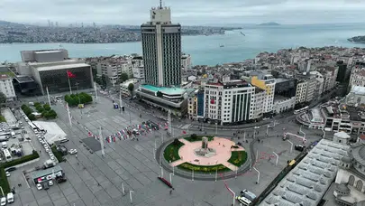 Taksim Meydanı'nda kolu yürüyen merdivene sıkıştı