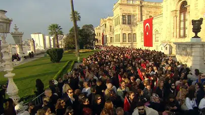 Atatürk'ün 87. ölüm yıl dönümünde Dolmabahçe'yi binlerce yurttaş ziyaret ediyor
