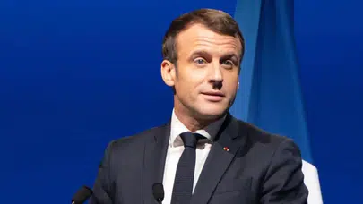 Macron'un desteğiyle Fransa Parlamentosu onayladı; Üniversiteye kadar okulda cep telefonu yasak