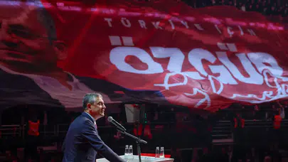 Özgür Özel, CHP'nin 39. Olağan Kurultayı'nda tekrar genel başkan seçildi
