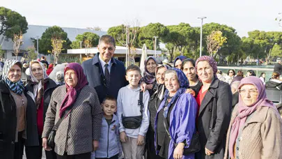 İzmir'den Beydağlı kadınlara yeni yıl turu, Kemeraltı ve Kültürpark'ta kutlamalar yapıldı