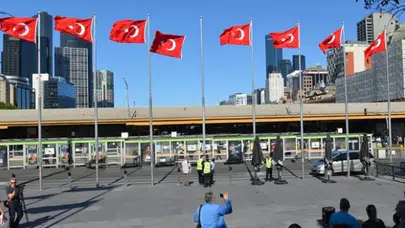 Melbourne kent merkezine Türk bayrakları çekildi