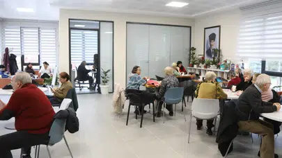 Çankaya Belediyesi'nin Çiğdem Emekli Kampüsü, sağlıklı yaşam semineri ve işitme testi ile emeklilere hizmet veriyor