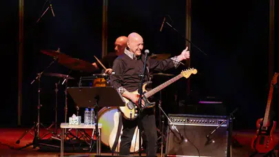 Fuat Güner, İzmir'de MFÖ ile unutulmaz bir müzik ziyafeti sundu
