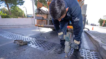 İZSU, yağmur suyu ızgaralarını temizleyerek İzmir'de taşkın riskini azaltmaya çalışıyor