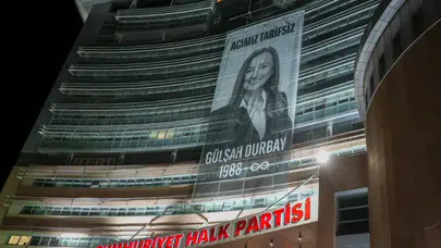 Gülşah Durbay'ın anısına CHP Genel Merkezinde "Acımız tarifsiz" pankartı asıldı