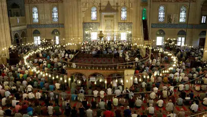 Diyanet'ten Yılbaşı Hutbesinde Alkol ve Kumar Uyarısı: "Kimliğimizle Çelişen Eğlencelerden Uzak Durmalıyız"