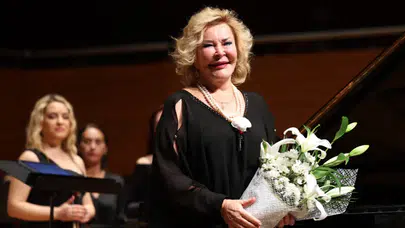 İzmir, İnönü'yü Mozart'la andı: Gülsin Onay'ın performansıyla unutulmaz gece!