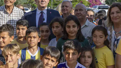 Mersin Yenişehir Belediyesi çocuklar için mahallelerde  halı saha açmaya devam ediyor