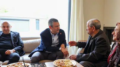 Özgür Özel, İstanbul Büyükşehir Belediyesi Özel Kalem Müdürü Kadriye Kasapoğlu’nun Ailesini Ziyaret Etti